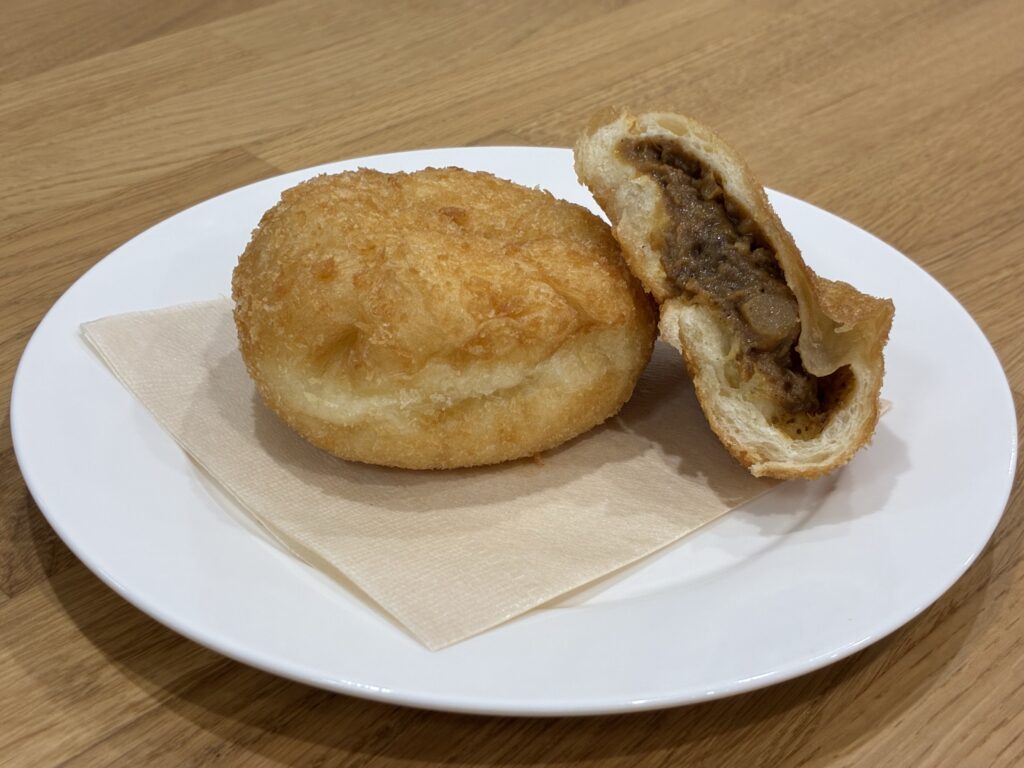 牛すじカレーパン